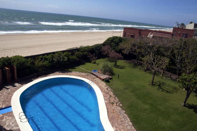 Imagen de la zona de la piscina de los apartamentos GAVAMAR de Gav&agrave; Mar